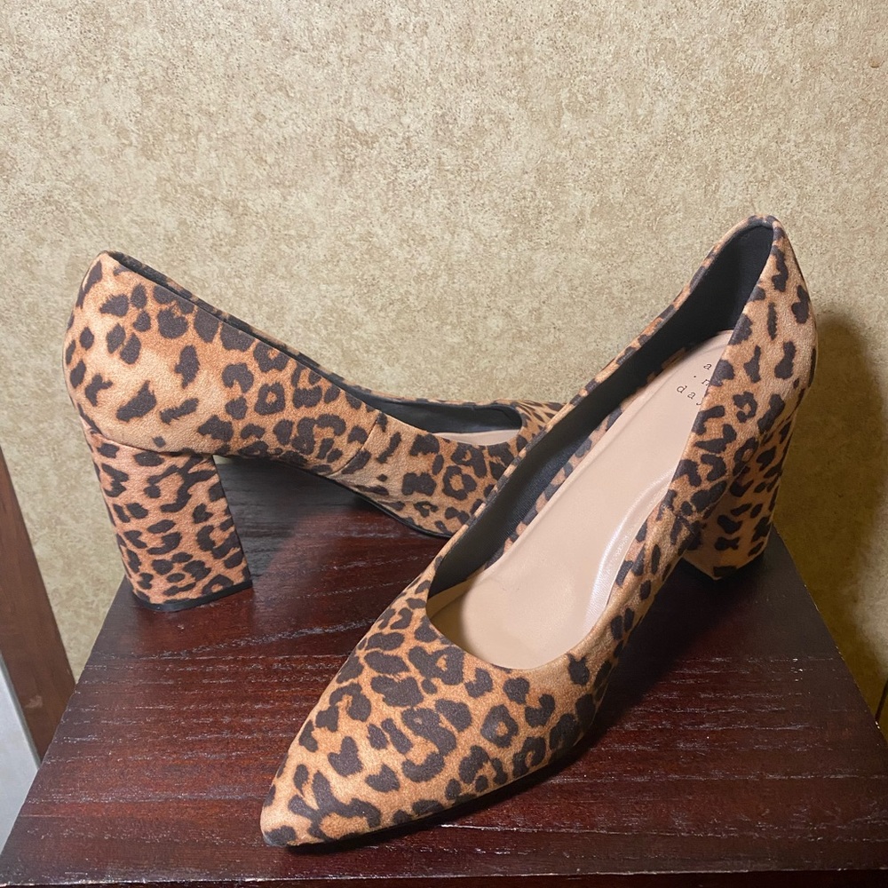 A new Day Cheetah pointed toe chunky heel! Like new condition, lots of wear left - Picture 9 of 11